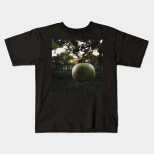 Apple in the tree Kids T-Shirt